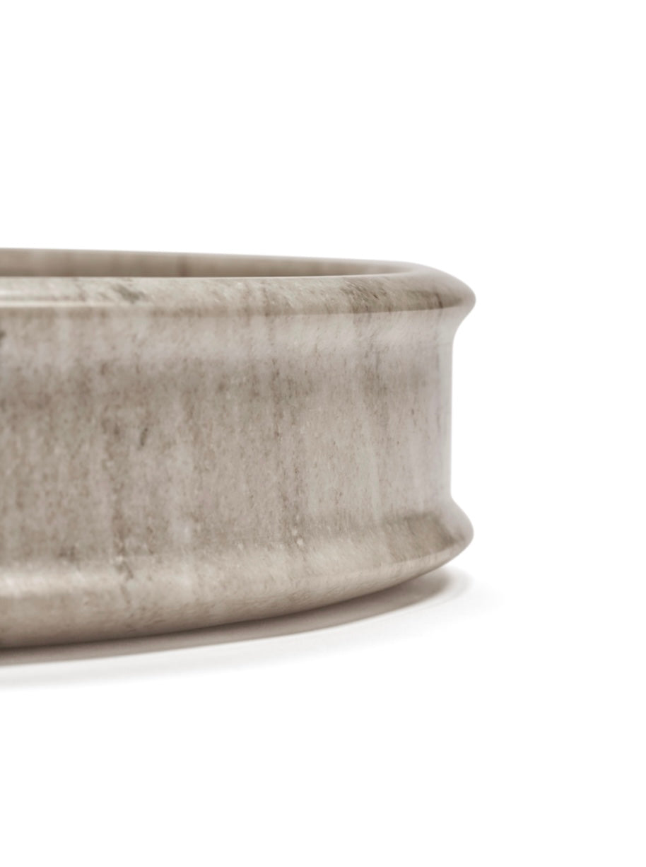 Serax by Kelly Wearstler grote licht beige marmeren schaal detail Serax by Kelly Wearstler grote licht beige marmeren schaal detail
