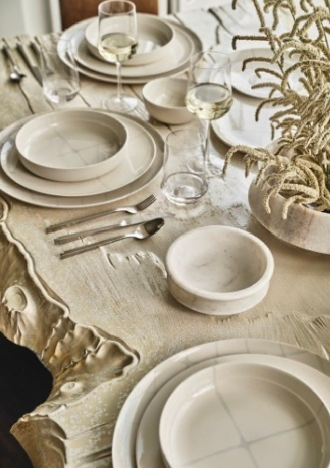 Serax by Kelly Wearstler witte marmeren schaal tafel setting Serax by Kelly Wearstler witte marmeren schaal tafel setting