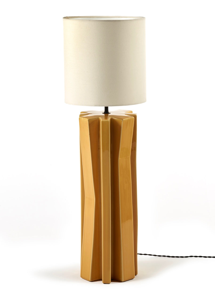 Serax hoge sculpturale keramische tafellamp in oker
