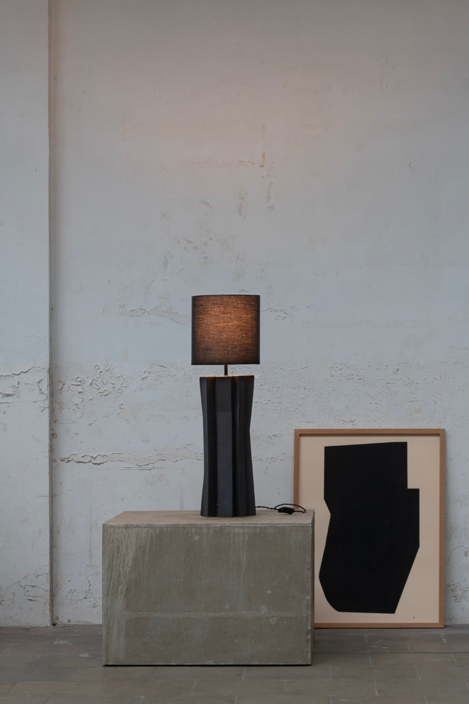 Serax hoge sculpturale keramische tafellamp in zwart sfeer Serax hoge sculpturale keramische tafellamp in zwart sfeer
