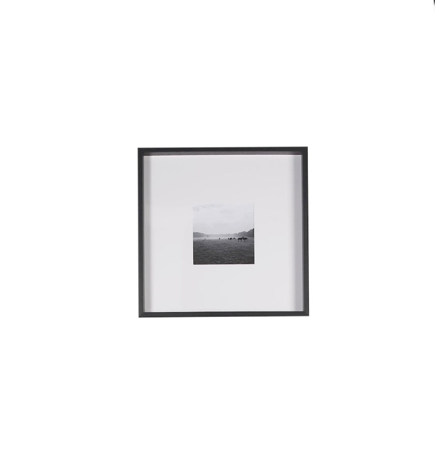 Scapa Home vierkante diepe houten fotolijst 'Stefford' in wenge Scapa Home square wooden picture frame 'Stefford' in wenge