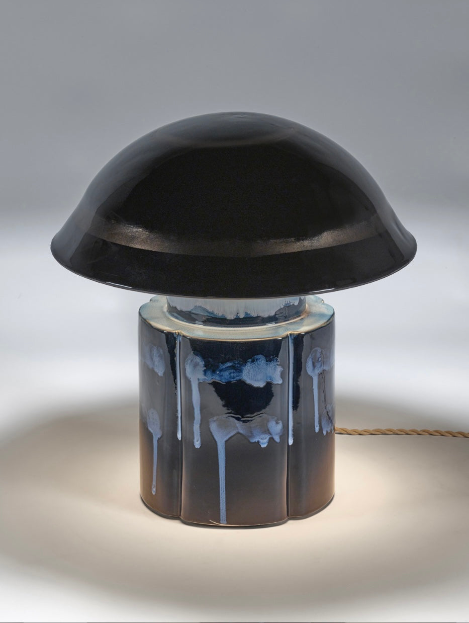 Serax by Anita Le Grelle keramische tafellamp 'John' in blauw bovenaanzicht met lamp aan