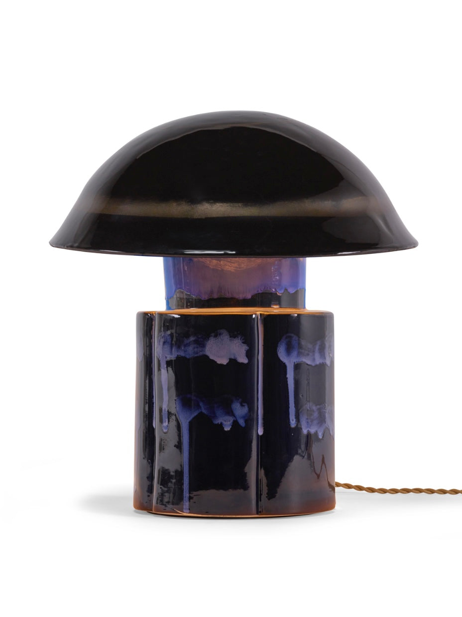 Serax by Anita Le Grelle keramische tafellamp 'John' in blauw  lamp aan