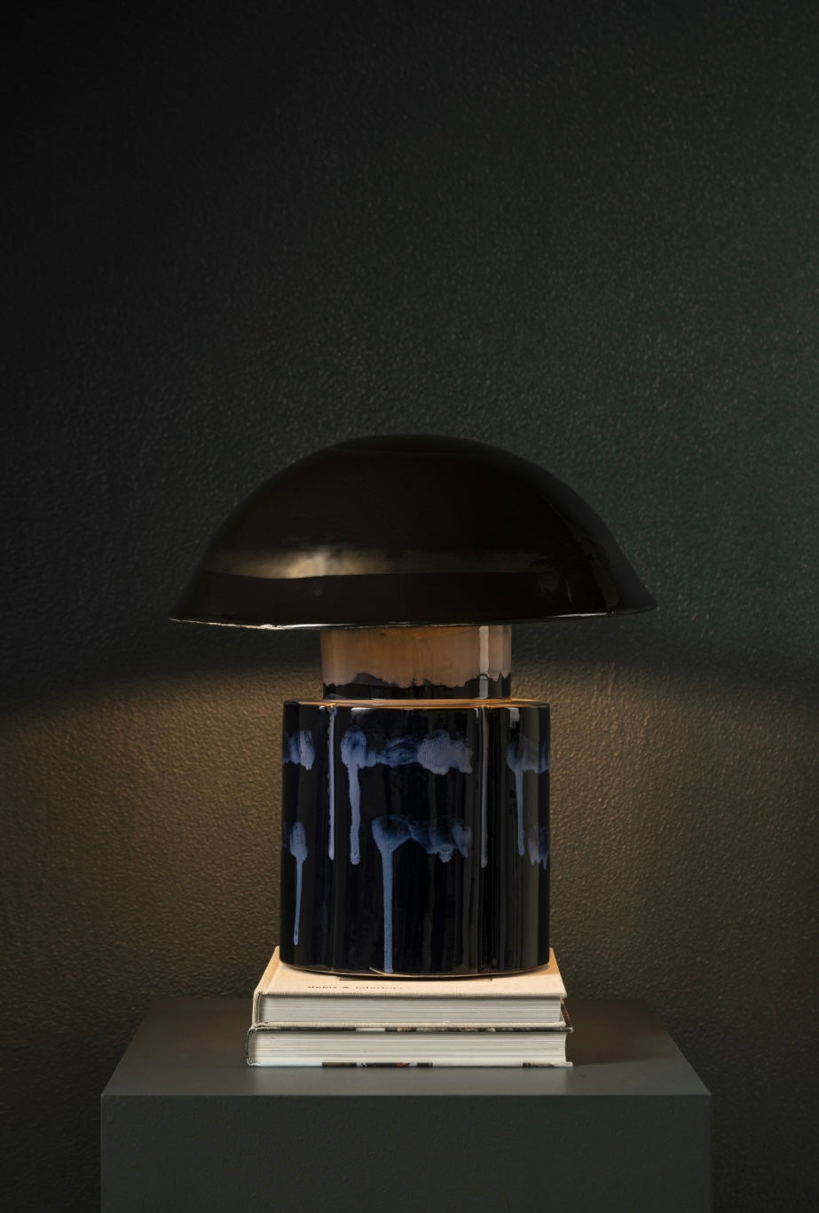 Serax by Anita Le Grelle keramische tafellamp 'John' in blauw tafel setting