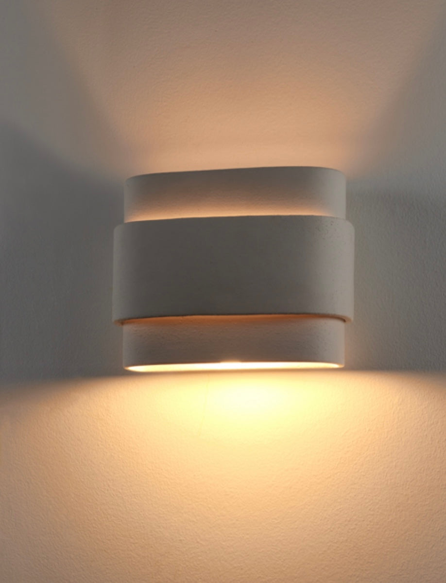 Serax by Anita Le Grelle keramische wandlamp 'Louis 01' in beige lamp aan