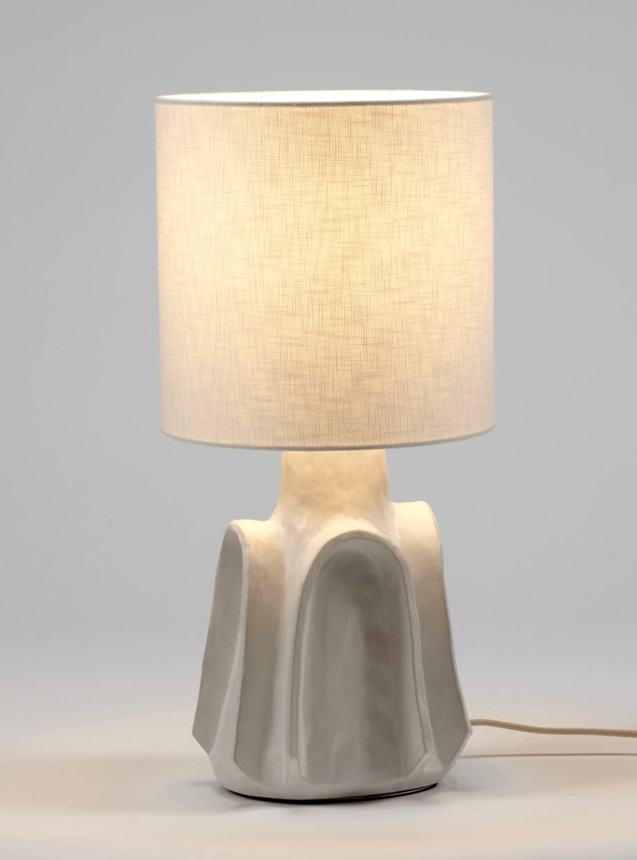 Serax_by_Marie_Michielsen_keramische_tafellamp_Billy_02_in_wit lamp aan