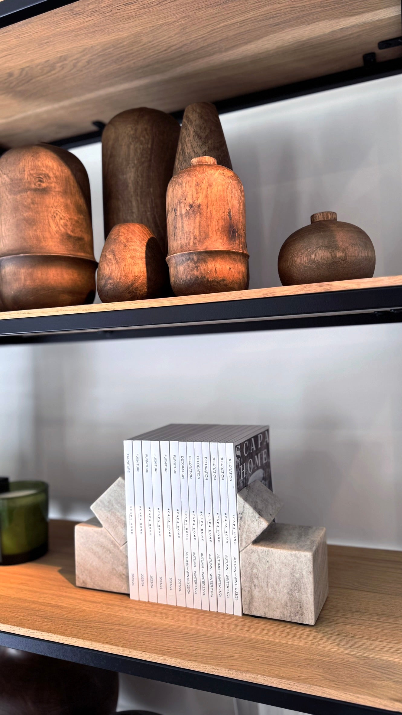 Scapa Home Boekensteunen ‘Blom’ in taupe marmer op plank Scapa Home bookends 'Blom' in taupe marble on shelf