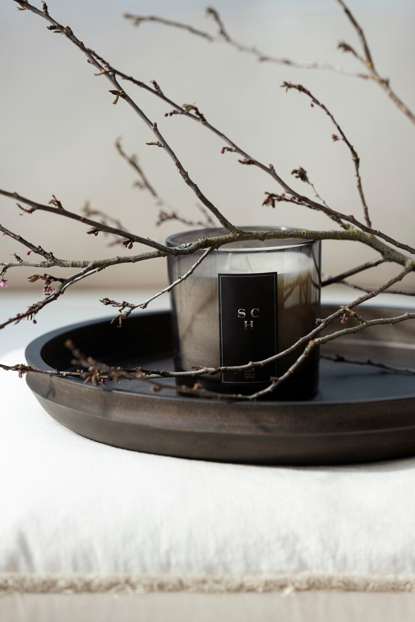 Scapa Home scented candle 'Lux' "Spice &amp; Wood" 220gr ambiance photo