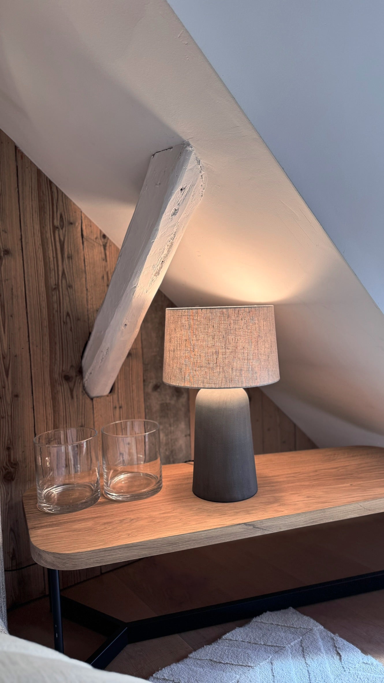 Scapa Home tafellamp 'Grano' met taupe keramische voet en linnen kap op salontafel