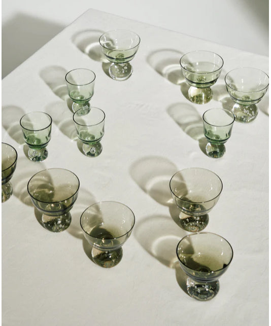 Serax by Bela Silva wijnglazen 'Eternal Snow' in grijs en groen op tafel Serax by Bela Silva wijnglazen 'Eternal Snow' in grijs en groen op tafel