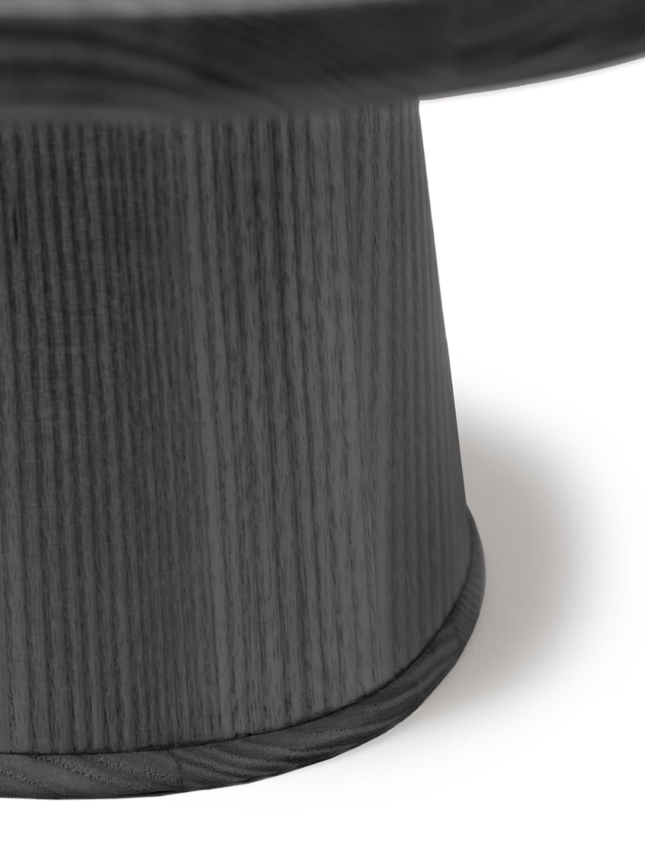 Serax by Kelly Wearstler cakestand detail in zwart essen hout