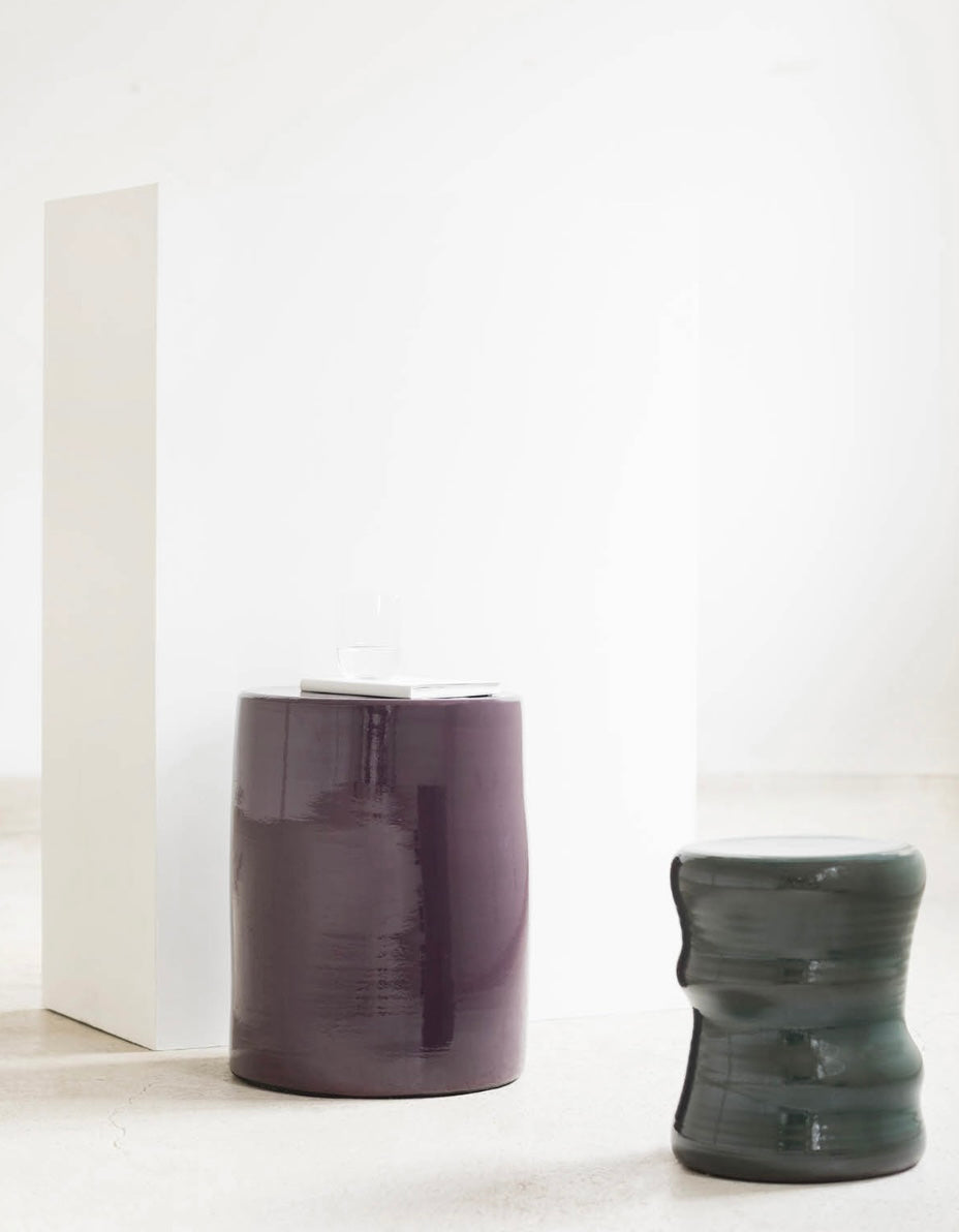 Serax by Marie Michielssen keramisch krukje/bijzettafeltje in paars home setting