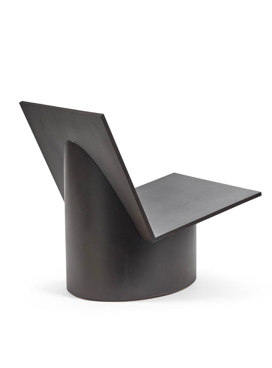 Serax by Marie Michielssen loungestoel 'Valerie' in donkerbruin eiken in setting achteraanzicht Serax by Marie Michielssen loungestoel 'Valerie' in donkerbruin eiken in setting achteraanzicht