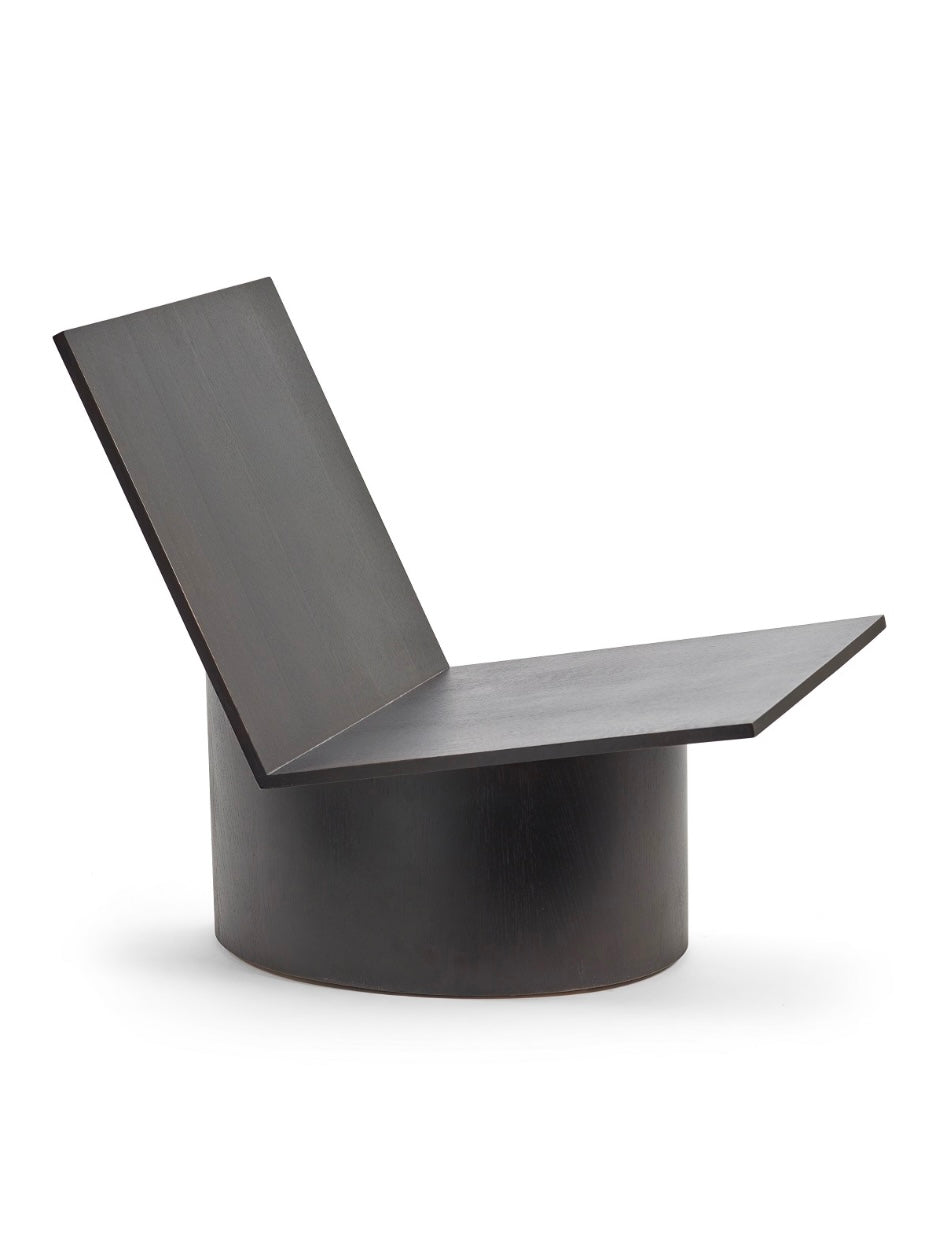 Serax by Marie Michielssen loungestoel 'Valerie' in donkerbruin eiken in setting vooraanzicht Serax by Marie Michielssen loungestoel 'Valerie' in donkerbruin eiken in setting vooraanzicht