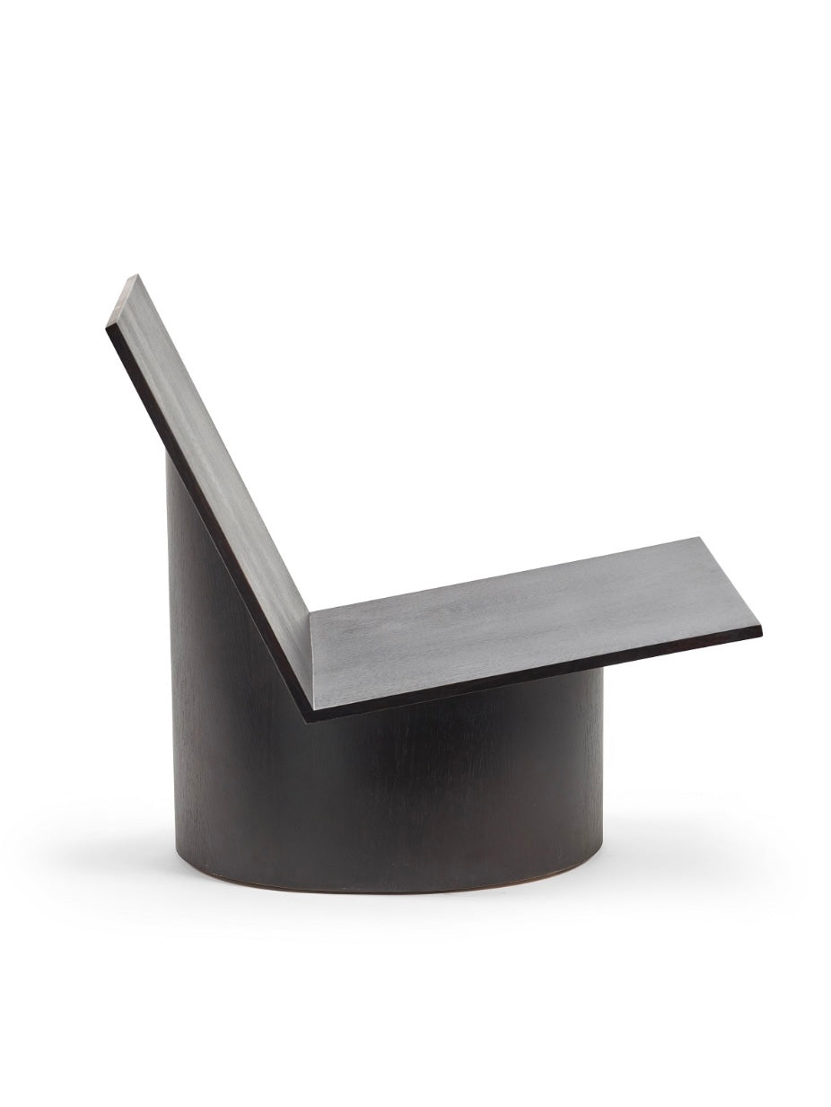 Serax by Marie Michielssen loungestoel 'Valerie' in donkerbruin eiken in setting zijaanzicht Serax by Marie Michielssen loungestoel 'Valerie' in donkerbruin eiken in setting zijaanzicht