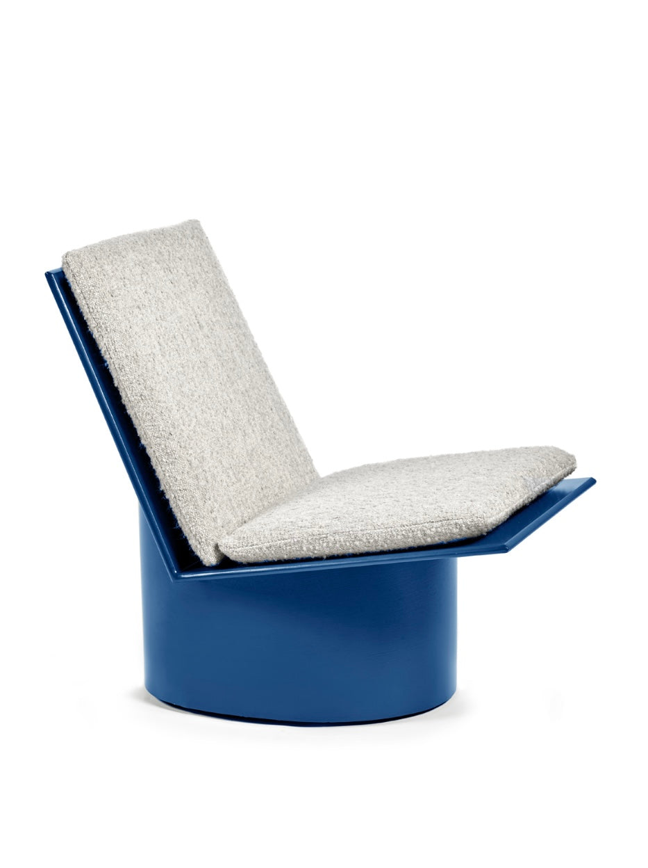 Serax by Marie Michielssen outdoor loungestoel 'Valerie' in blauw vooraanzichtaanzicht met loungekussen