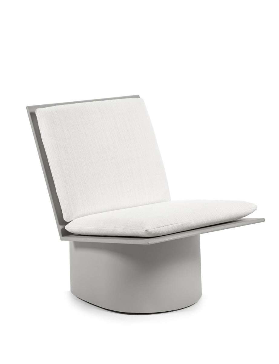 Serax by Marie Michielssen outdoor loungestoel 'Valerie' in licht grijs vooraanzicht met loungekussen
