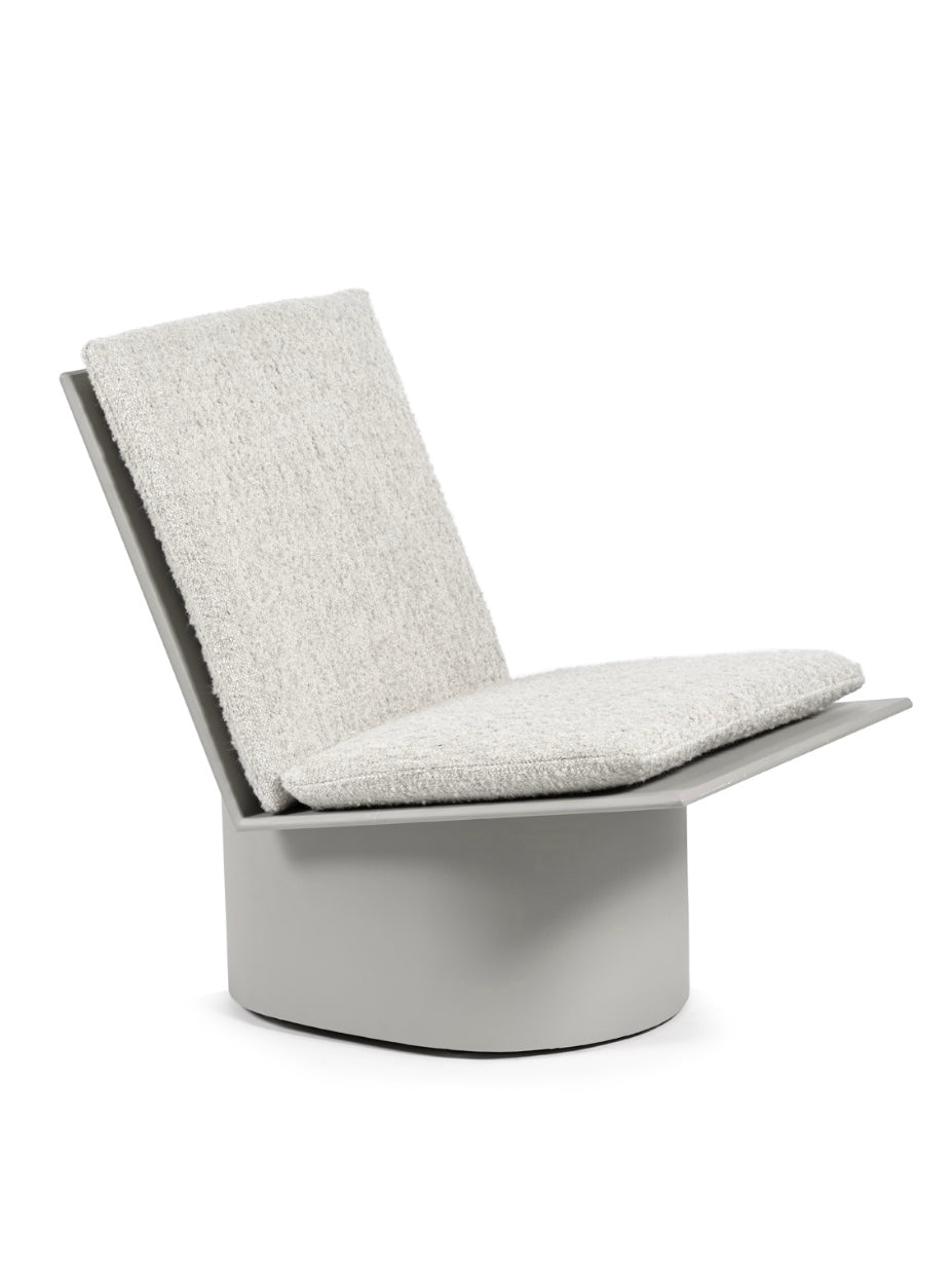 Serax by Marie Michielssen outdoor loungestoel 'Valerie' in licht grijs zijaanzicht met loungekussen