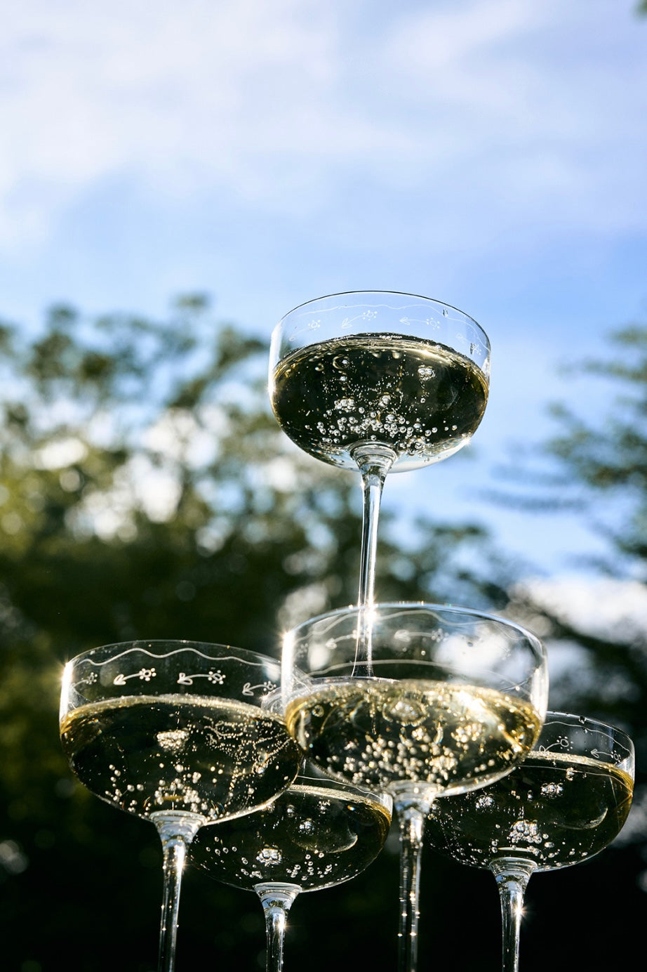 Serax by Marni champagne coupe  'Anemone Vaniglia' gevuld met champagne