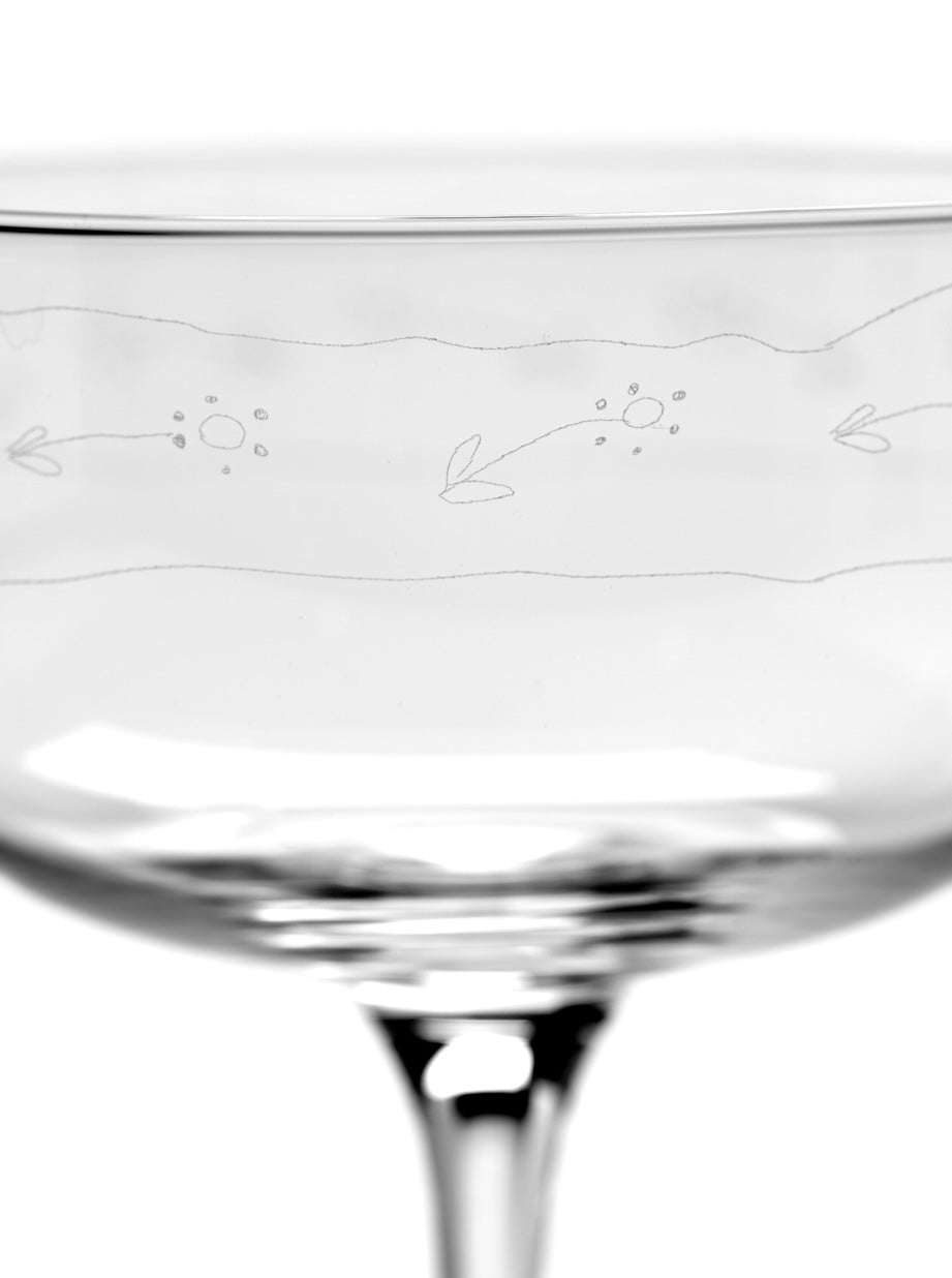 Serax by Marni champagne coupe 'Anemone Vaniglia' graveer detail Serax by Marni champagne coupe 'Anemone Vaniglia' graveer detail