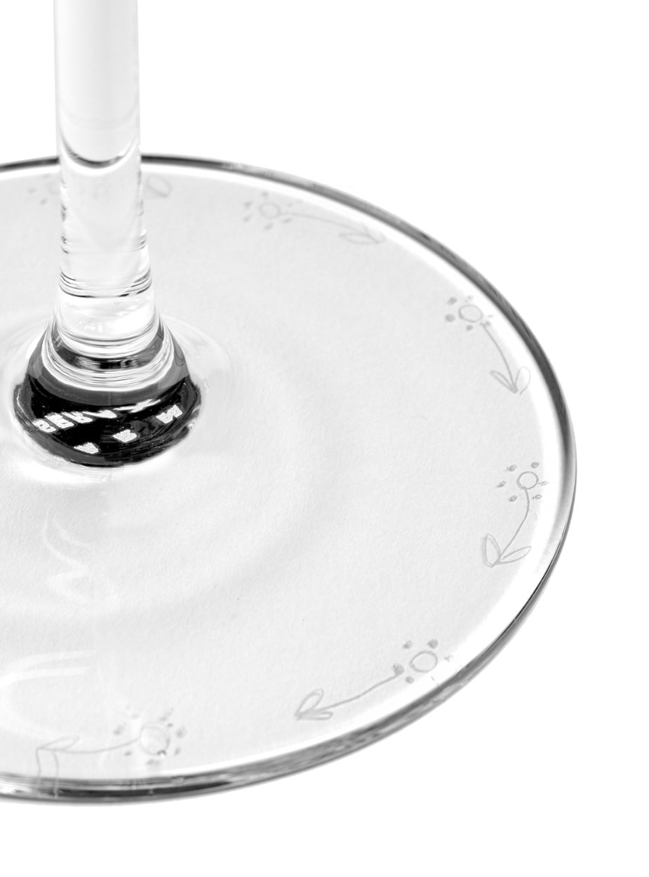 Serax by Marni rode wijnglas 'Anemone Vaniglia' voet graveer detail Serax by Marni rode wijnglas 'Anemone Vaniglia' voet graveer detail