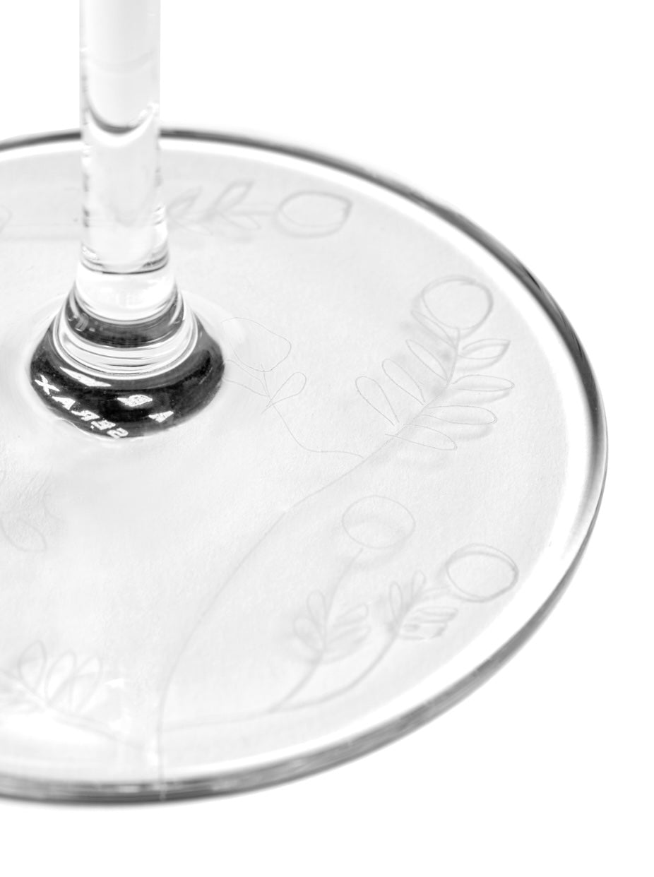 Serax by Marni witte wijnglas 'Mirtillo Tea' graveerdetail voet