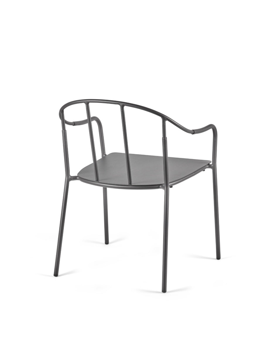 Serax_by_Piet_Boon_outdoor_aluminium_bistro_stoel_met_armleuningen_Patio_in_zwart_achteraanzicht