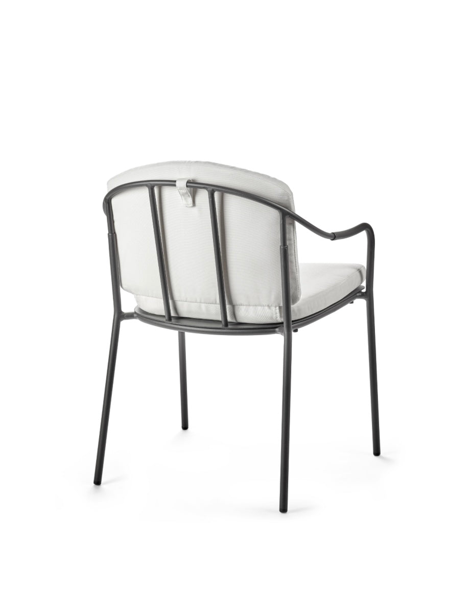 Serax_by_Piet_Boon_outdoor_aluminium_bistro_stoel_met_armleuningen_Patio_in_zwart_achteraanzicht met kussen