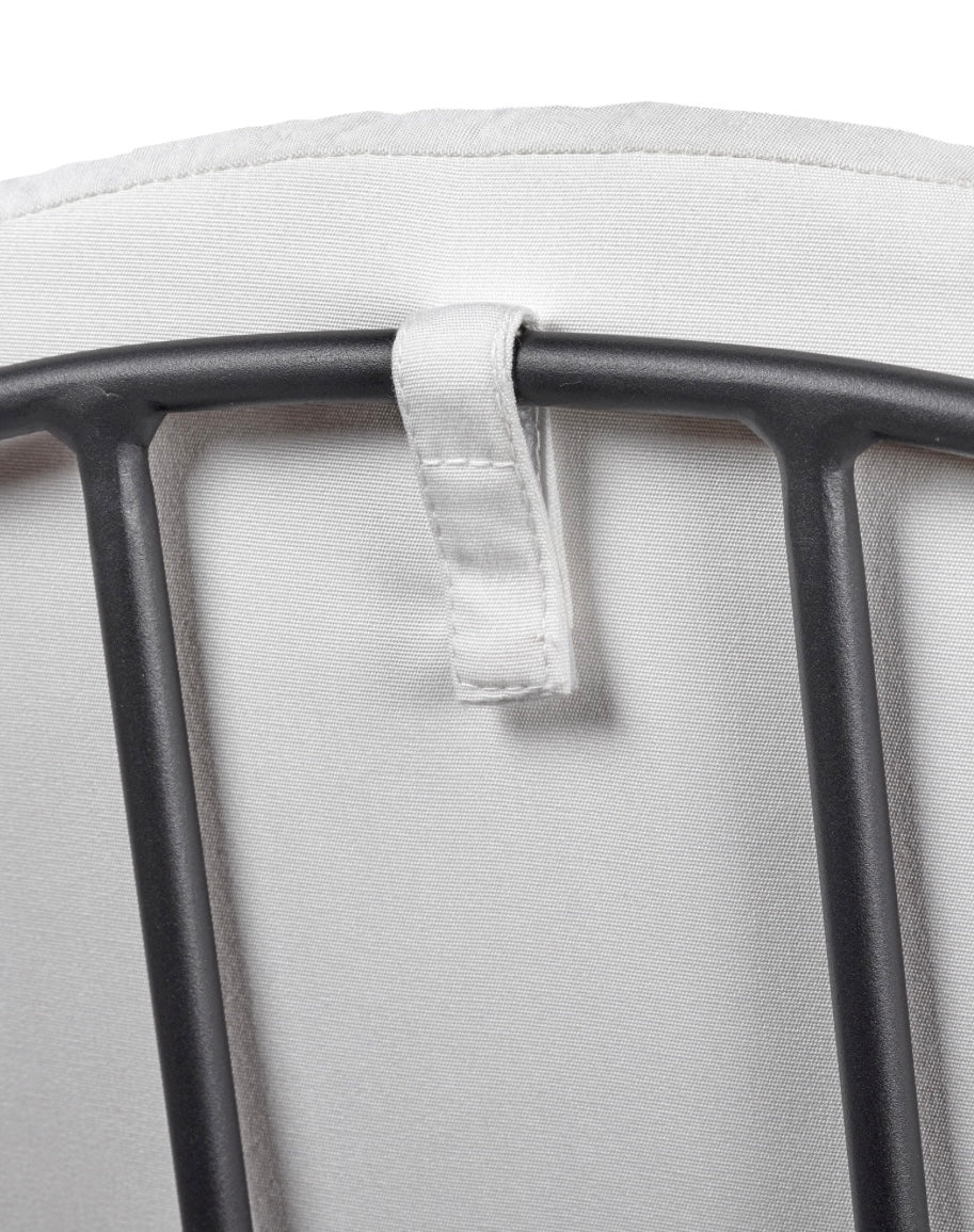 Serax_by_Piet_Boon_outdoor_aluminium_bistro_stoel_met_armleuningen_Patio_in_zwart_detail met kussen