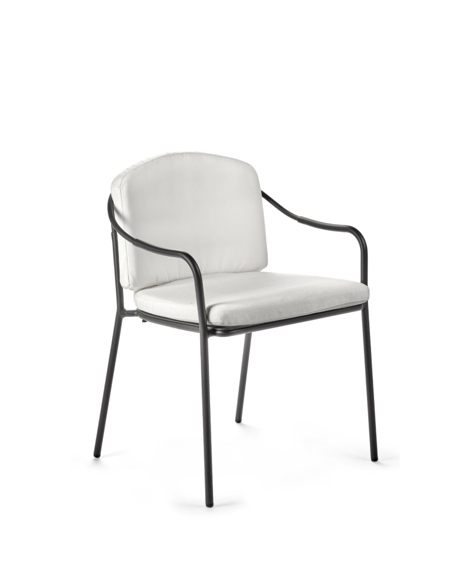 Serax_by_Piet_Boon_outdoor_aluminium_bistro_stoel_met_armleuningen_Patio_in_zwart_vooraanzicht met kussen