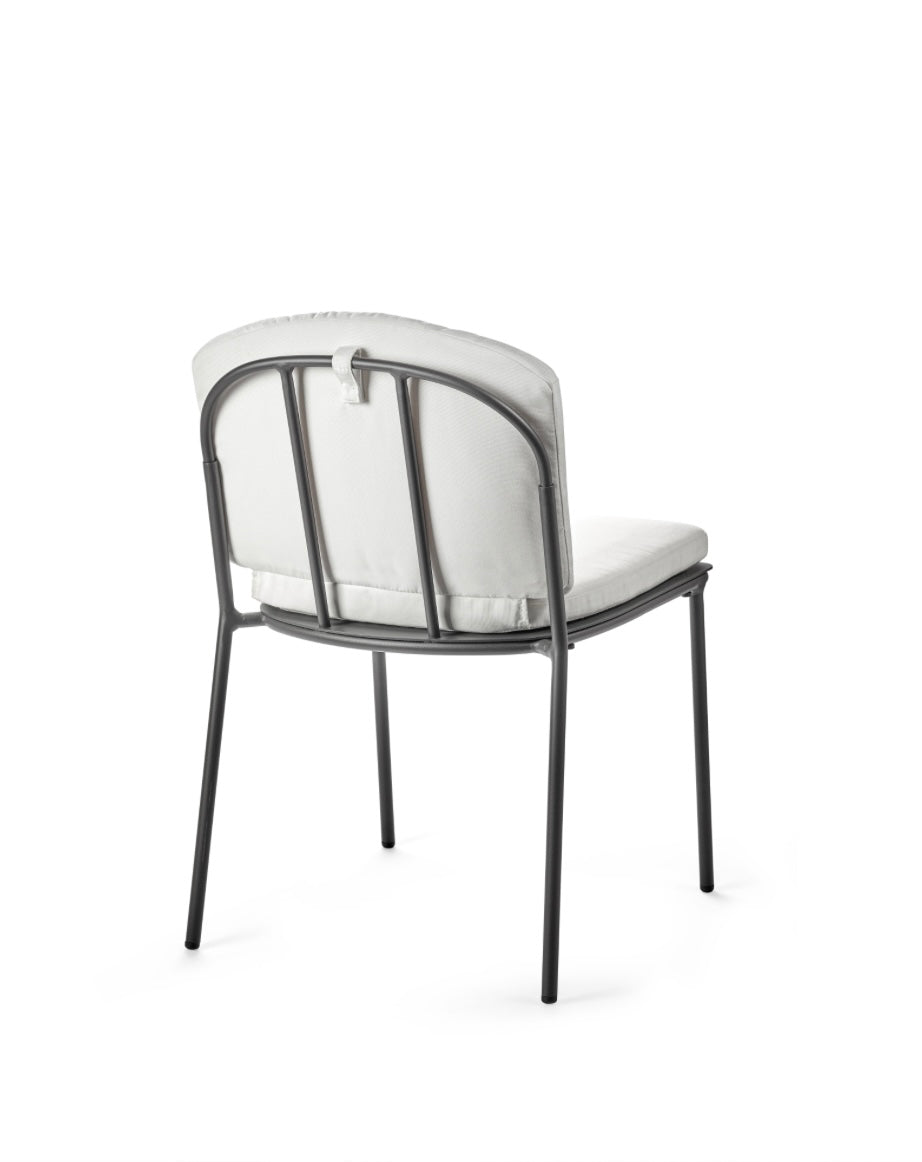 Serax_by_Piet_Boon_outdoor_aluminium_bistro_stoel_zonder_armleuningen_Patio_in_zwart_achteraanzicht met kussen