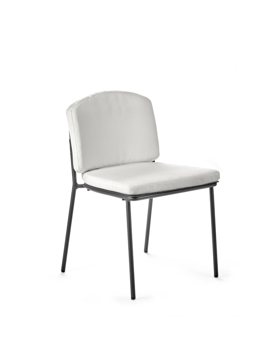 Serax by Piet Boon outdoor aluminium bistro stoel zonder armleuningen 'Patio' in zwart met kussen