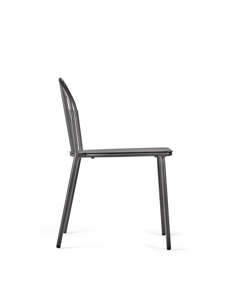 Serax by Piet Boon outdoor aluminium bistro stoel zonder armleuningen 'Patio' in zwart zijaanzicht