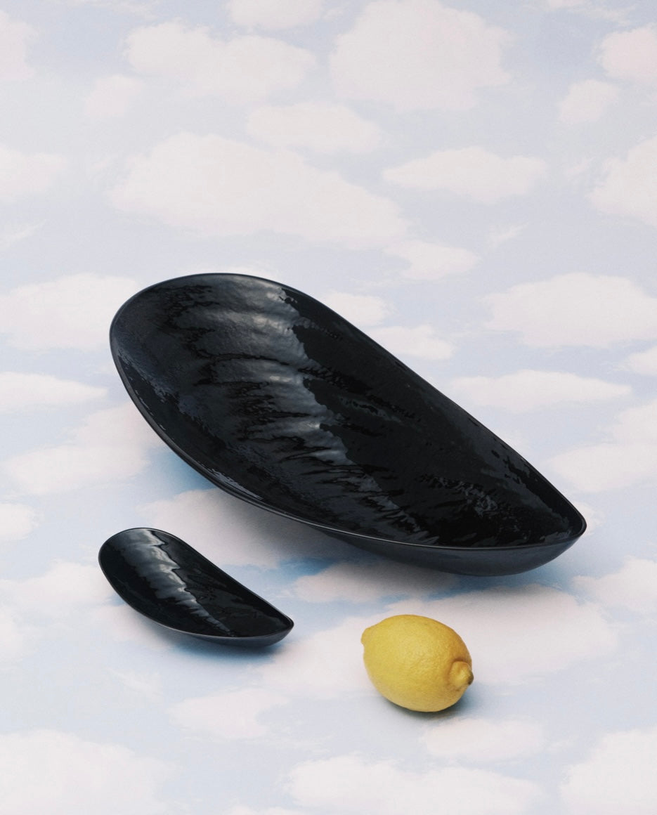 Serax by Wouters en Hendrix zwarte serveerschaal L in de vorm van een mosselschelp sfeerfoto