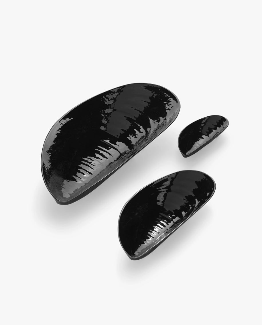 Serax by Wouters en Hendrix zwarte serveerschalen in de vorm van een mosselschelp