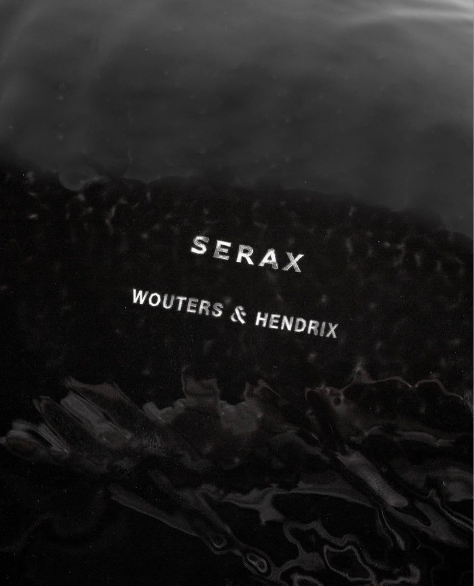 Serax by Wouters en Hendrix zwarte serveerschalen in de vorm van een mosselschelp onderkant