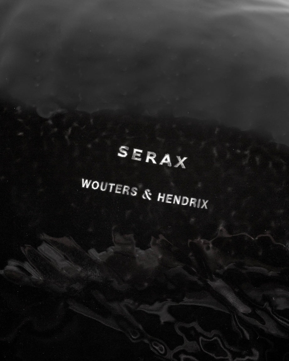 Serax_by_Wouters_en_Hendrix_zwarte_serveerschalen_in_de_vorm_van_een_mosselschelp_onderkant Serax_by_Wouters_en_Hendrix_zwarte_serveerschalen_in_de_vorm_van_een_mosselschelp_onderkant