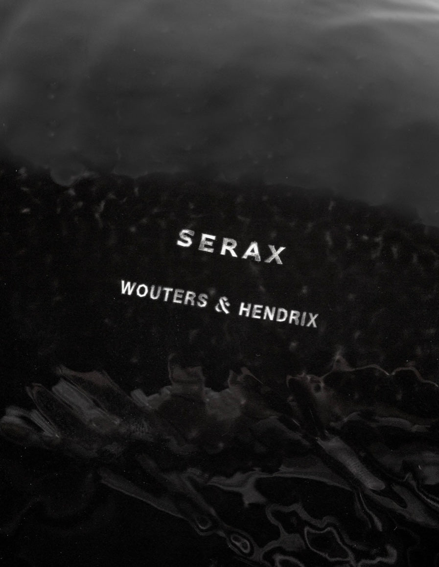 Serax by Wouters en Hendrix zwarte serveerschalen in de vorm van een mosselschelp onderkant Serax by Wouters en Hendrix zwarte serveerschalen in de vorm van een mosselschelp onderkant