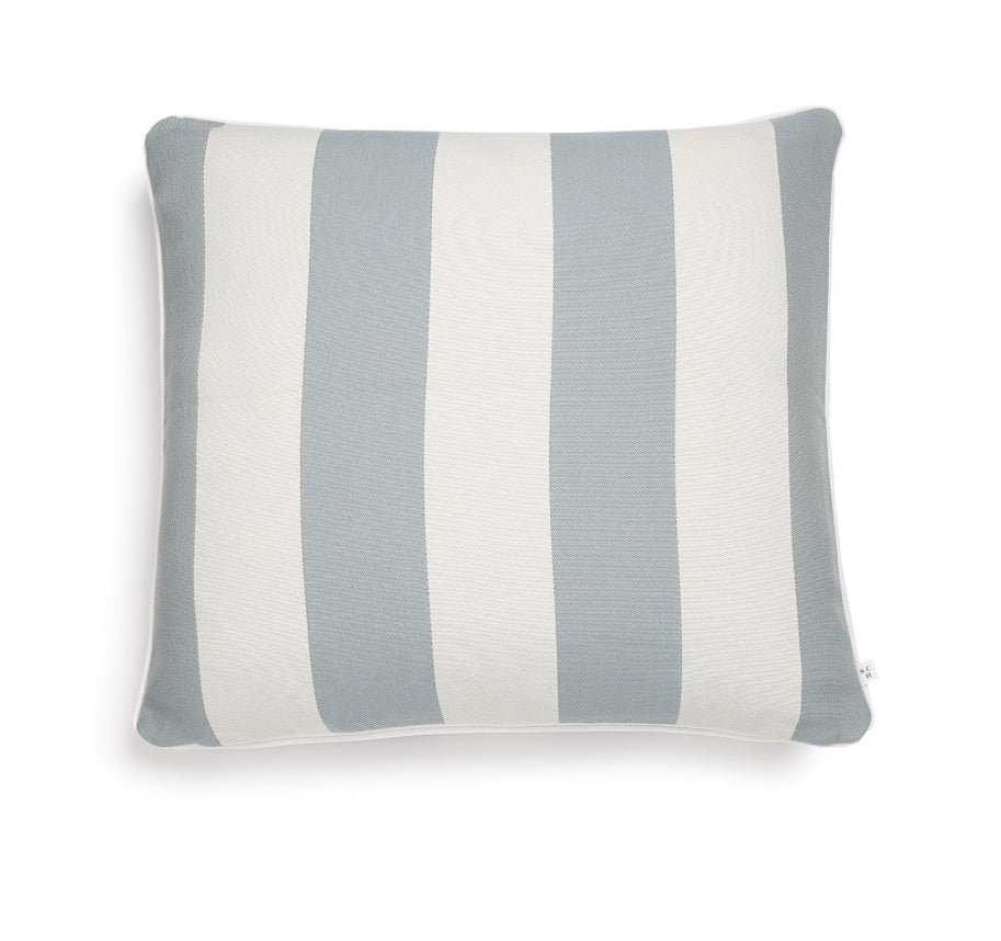 Scapa Home buitenkussen ‘Rimini’ in brede blauw witte streep 60 x 60 cm Scapa Home buitenkussen ‘Rimini’ in brede blauw witte streep 60 x 60 cm