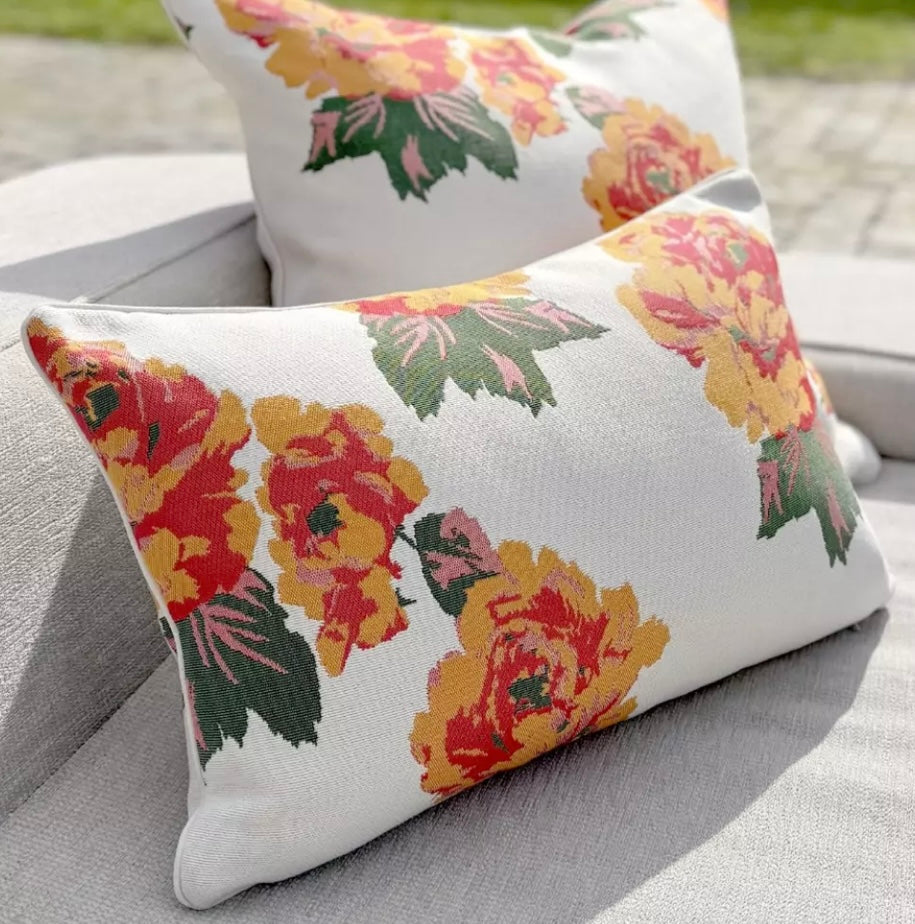 Scapa Home buitenkussens ‘Muggia' met gestyleerd bloemenpatroon in oranje Scapa Home buitenkussens ‘Muggia' met gestyleerd bloemenpatroon in oranje