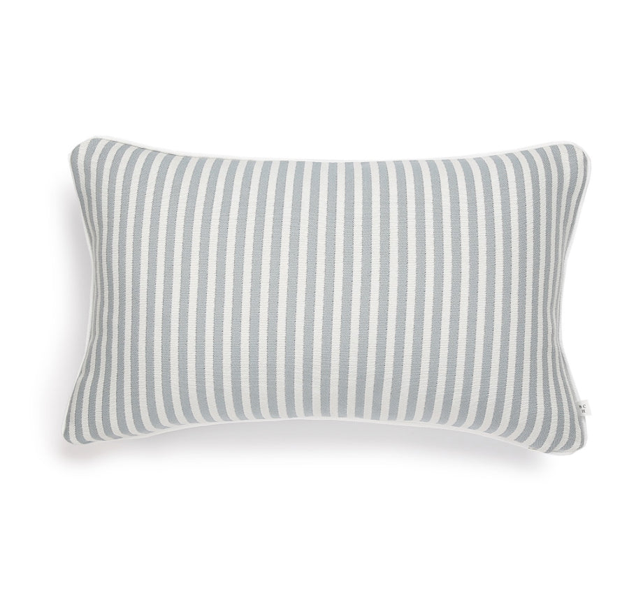 Scapa Home langwerpig buitenkussen â€˜Riminiâ€™ in smalle blauw witte streep 40 x 60 cm