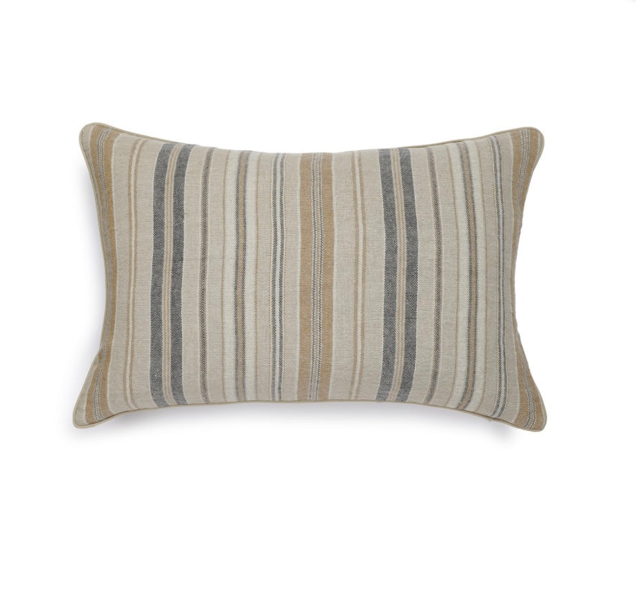 Scapa Home langwerpig sierkussen ‘Riad’ streep in zwart en camel 40 x 60 cm Scapa Home langwerpig sierkussen ‘Riad’ streep in zwart en camel 40 x 60 cm