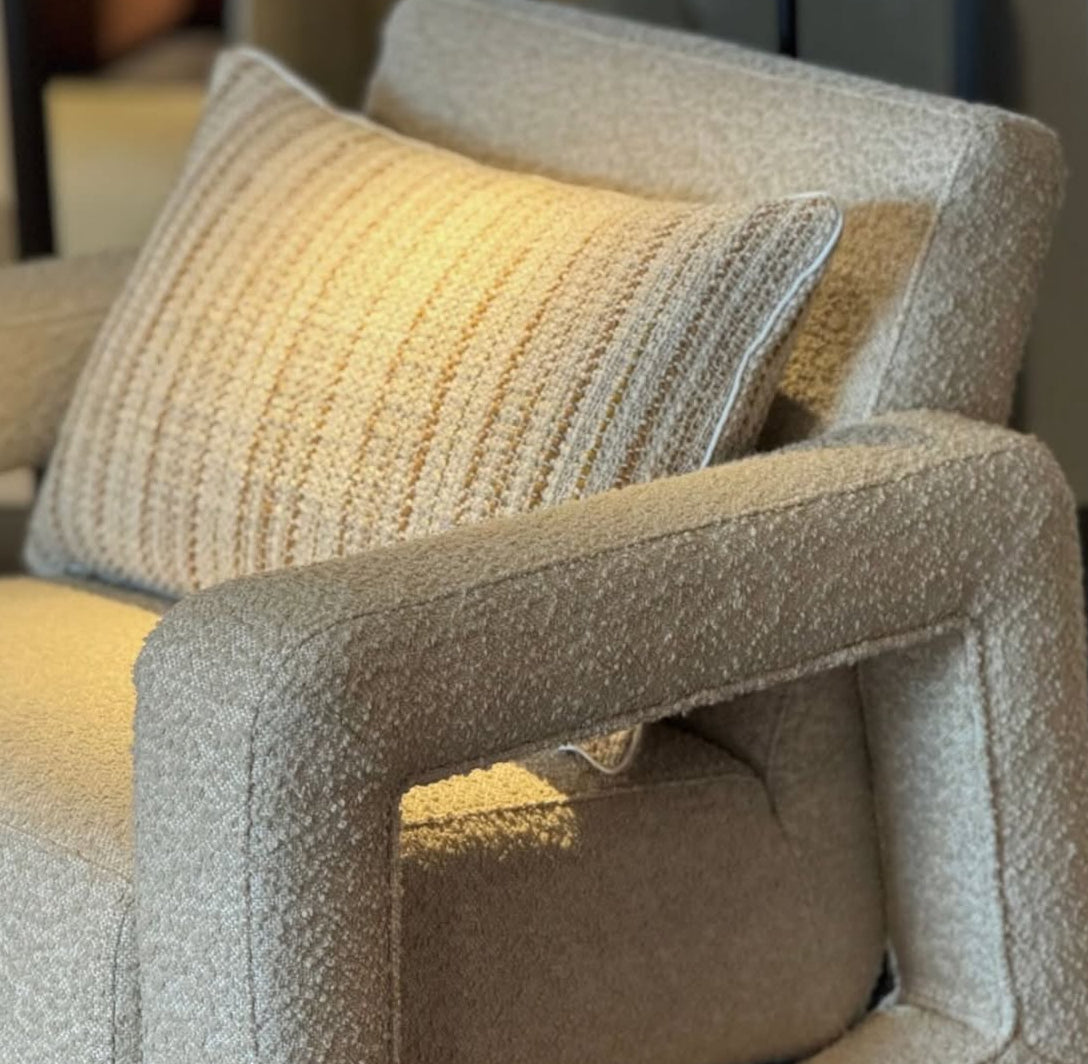 Scapa Home langwerpig sierkussen ‘Zahora’ in zand met camel streep 40 x 60 cm op schommelstoel 'Dakota" Scapa Home langwerpig sierkussen ‘Zahora’ in zand met camel streep 40 x 60 cm op schommelstoel 'Dakota"