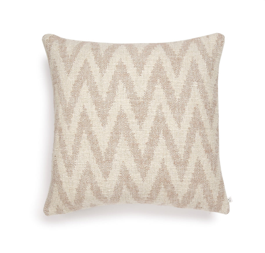 Scapa Home sierkussen â€˜Lidoâ€™ in lichtroze visgraat patroon 50 x 50 cm