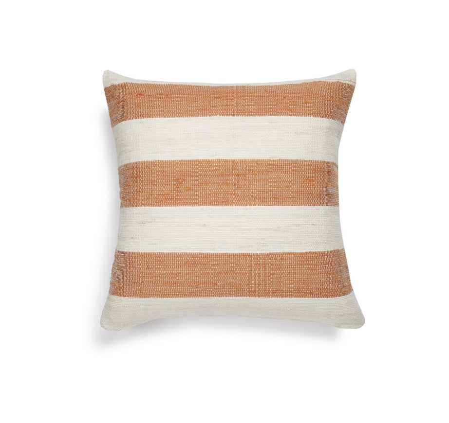 Scapa Home sierkussen 'Nora' in brede amber en witte streep 50 x 50 cm