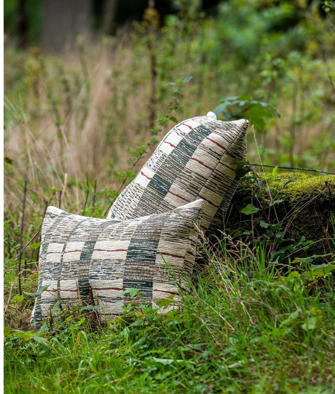 Scapa Home sierkussen ‘Perth’ in zand met donkergroen sfeerfoto Scapa Home sierkussen ‘Perth’ in zand met donkergroen sfeerfoto