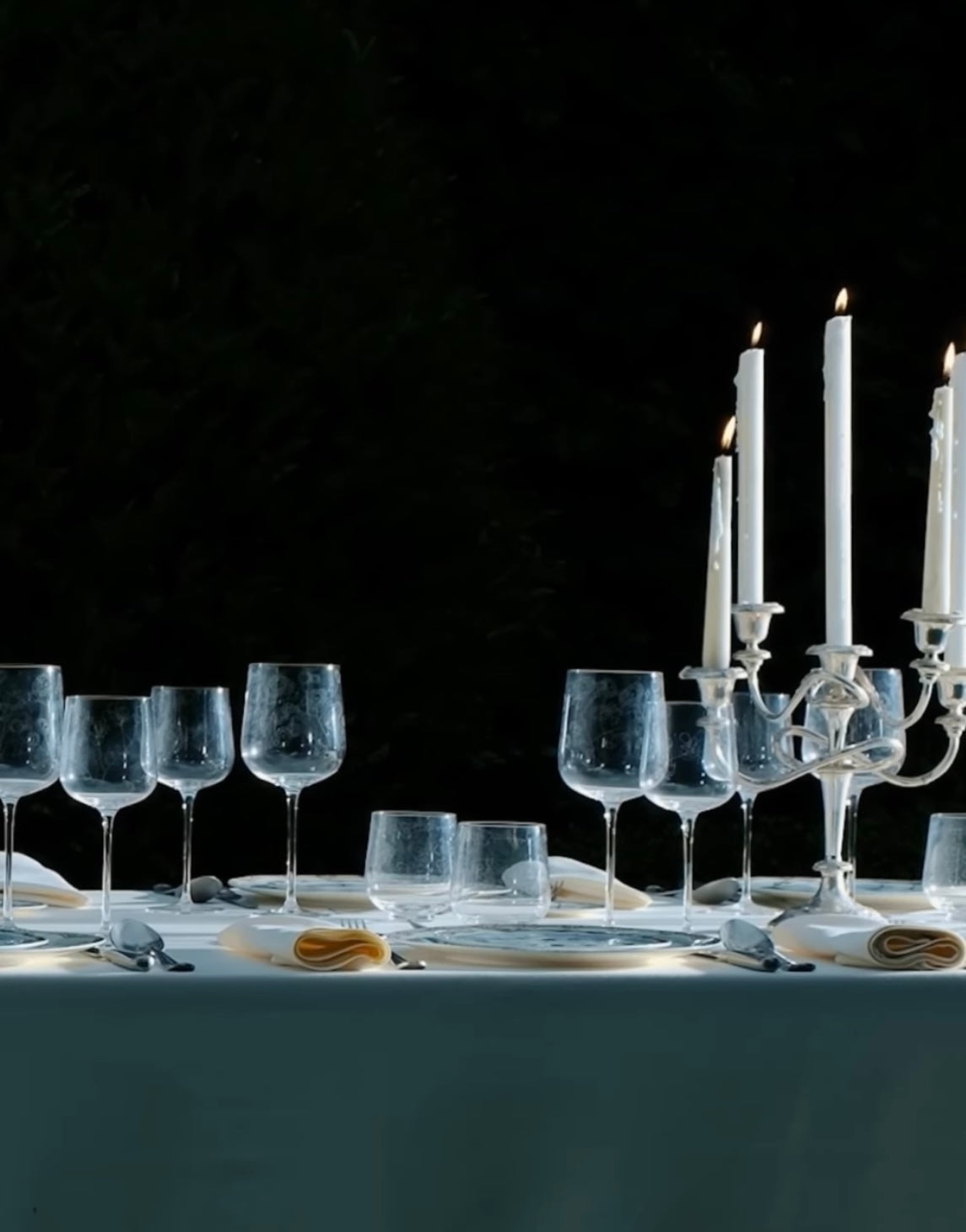 Serax by Marni glazen 'Anemone Vaniglia' op gedekte tafel Serax by Marni glazen 'Anemone Vaniglia' op gedekte tafel