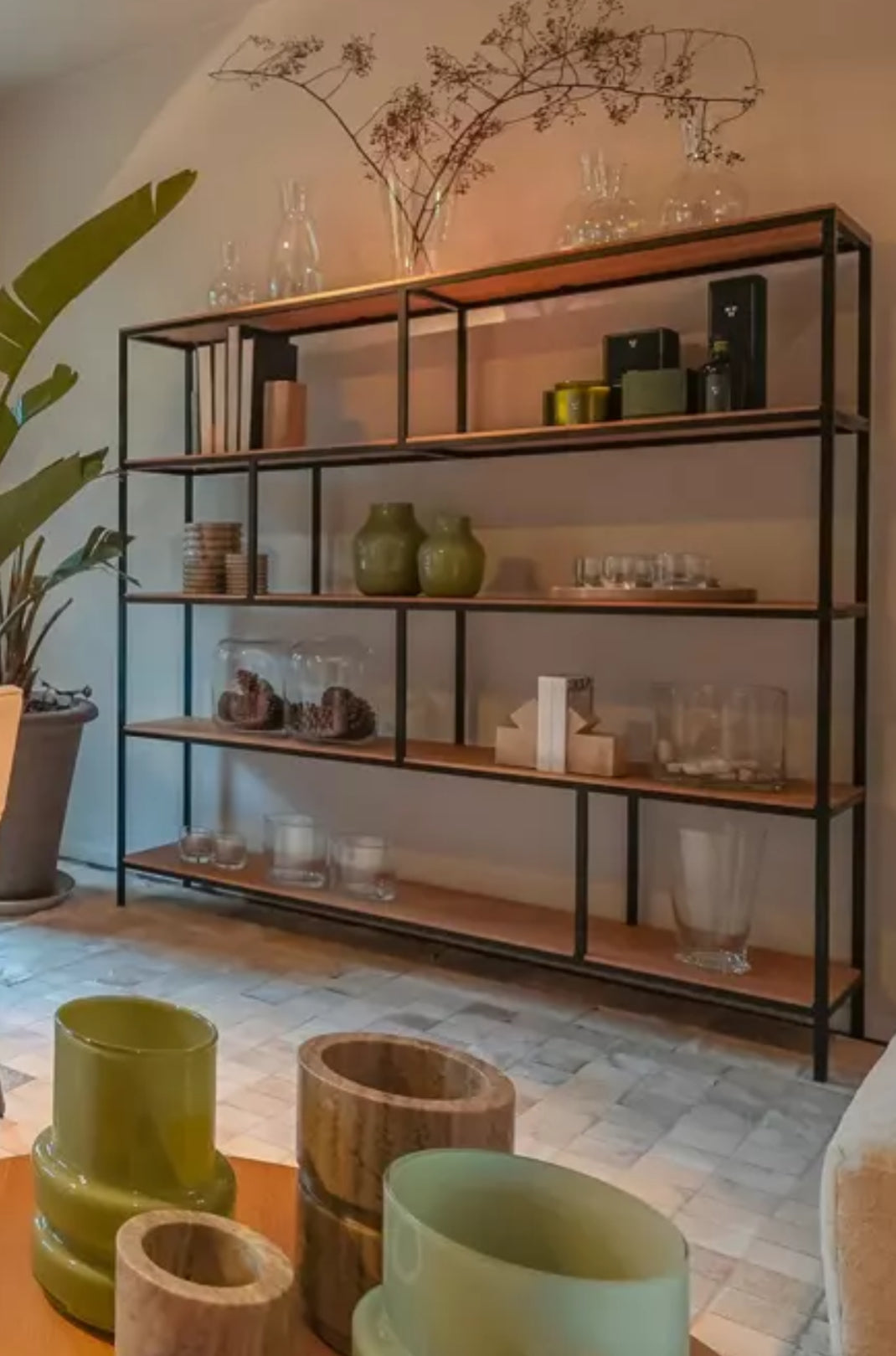 Scapa Home opslagrek Diviso met zwart metalen frame en naturel eiken planken gestyled Scapa Home opslagrek Diviso met zwart metalen frame en naturel eiken planken gestyled