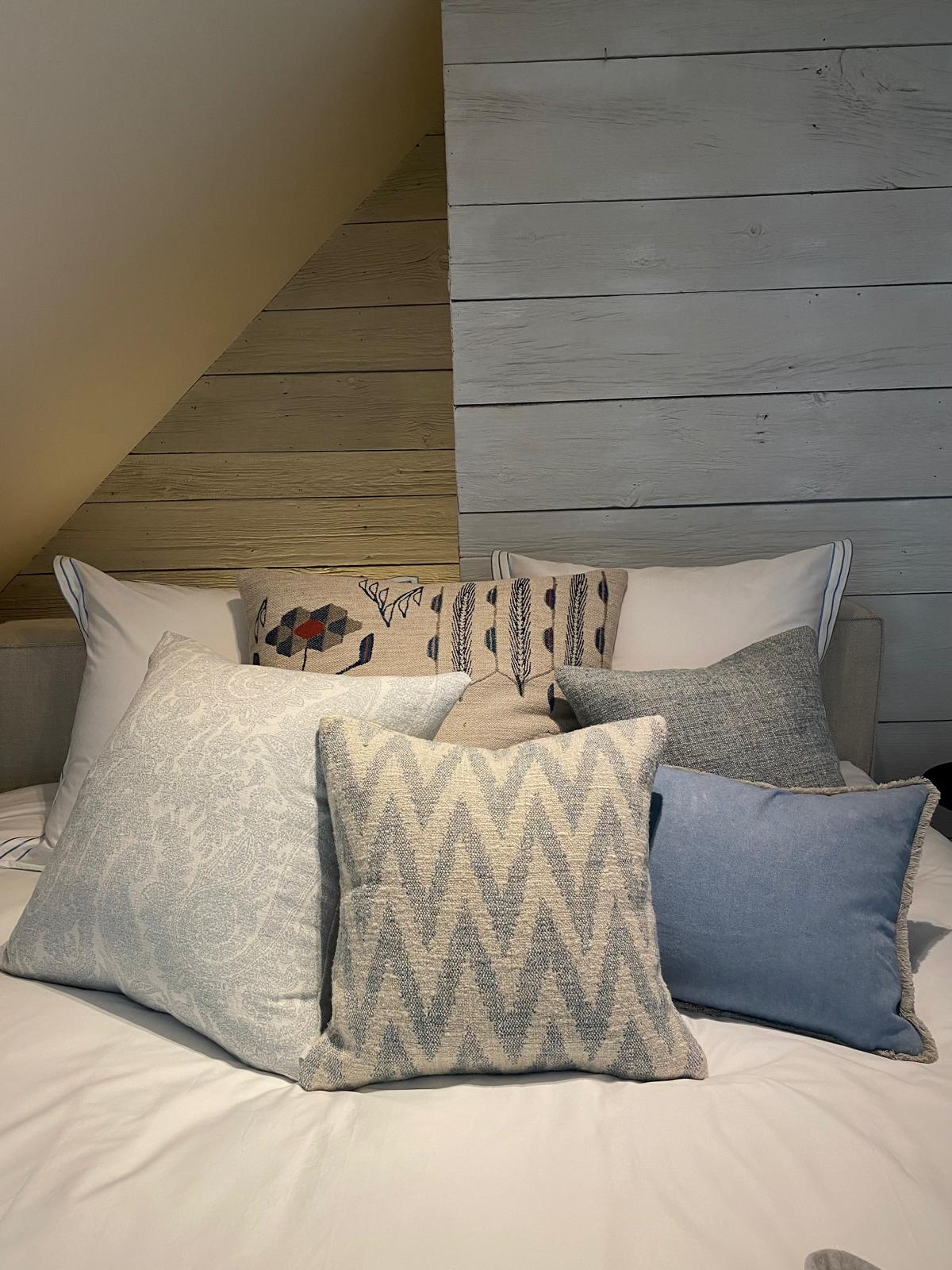 Scapa Home XL lounge en sierkussens in blauw op bed Scapa Home XL lounge en sierkussens in blauw op bed