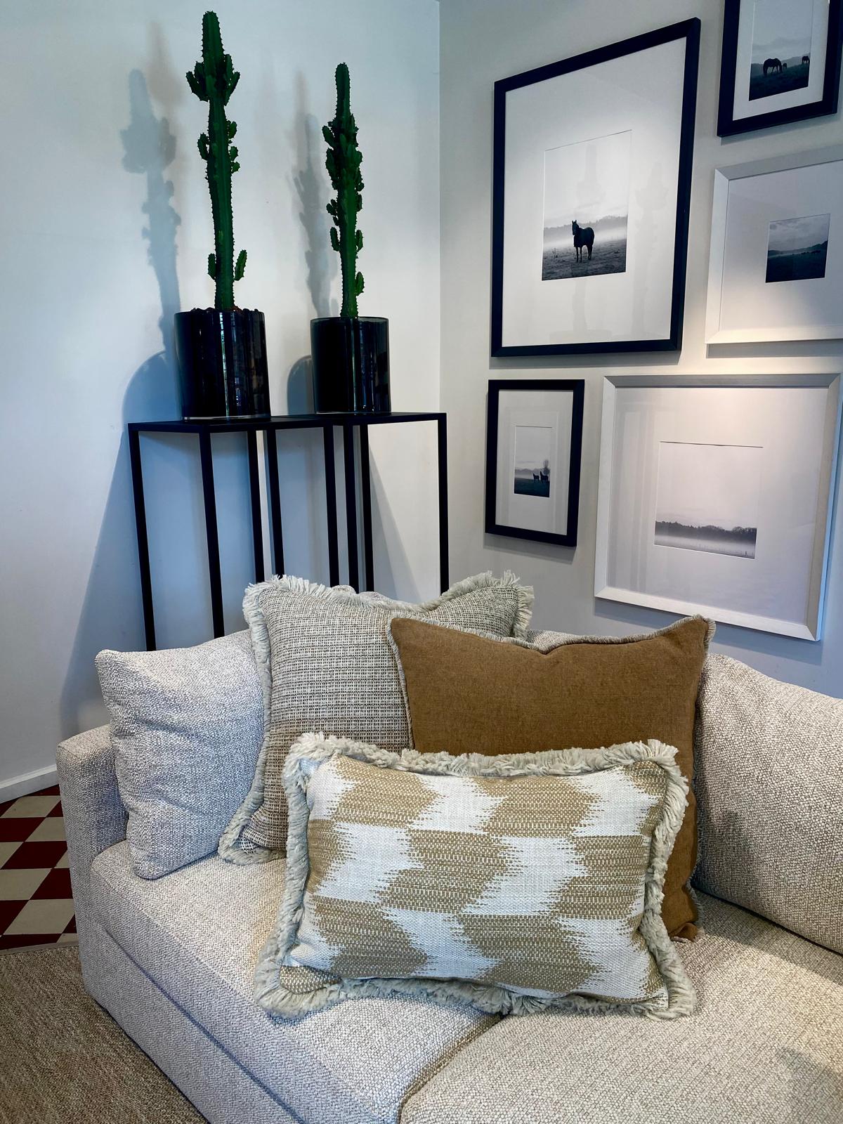 Scapa Home langwerpig buitenkussen â€˜Ikatâ€™ in camel ikat print 40 x 60 cm op bank